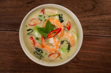 Tay yeşil curry karides ile