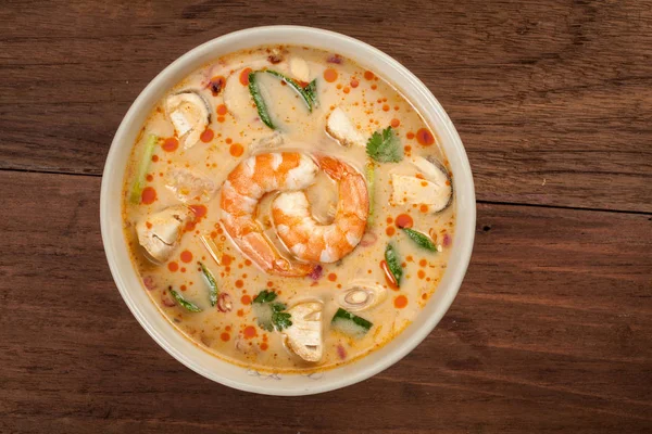 Soupe thaïlandaise Tom Yum aux crevettes — Photo