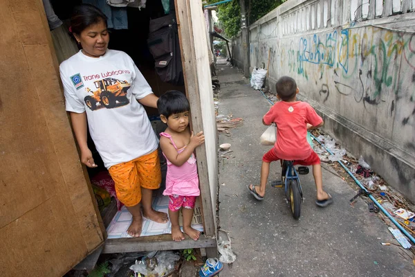 Uma mãe e seu filho vivendo em uma favela . — Fotografia de Stock