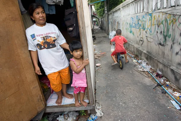 Uma mãe e seu filho vivendo em uma favela . — Fotografia de Stock