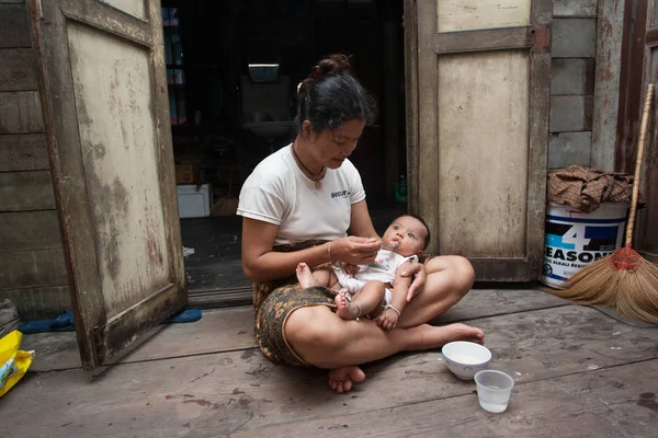 Uma mãe e seu filho vivendo em uma favela . — Fotografia de Stock