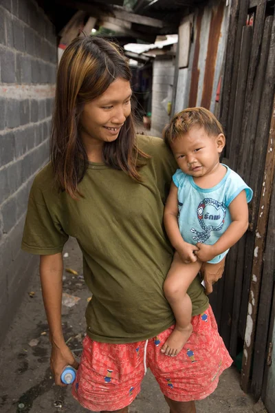 Une mère et son enfant vivant dans un bidonville . — Photo