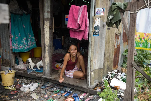 Uma mulher que vive numa favela lava a roupa — Fotografia de Stock