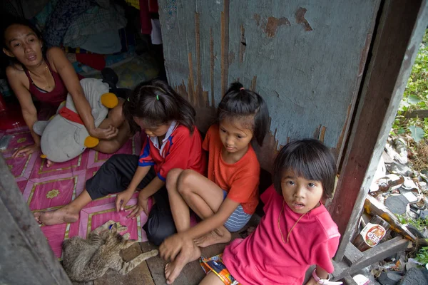 A old man living in a slum. — Stock Photo, Image