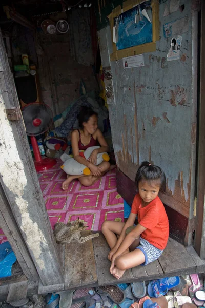 Uma mãe e seu filho vivendo em uma favela . — Fotografia de Stock