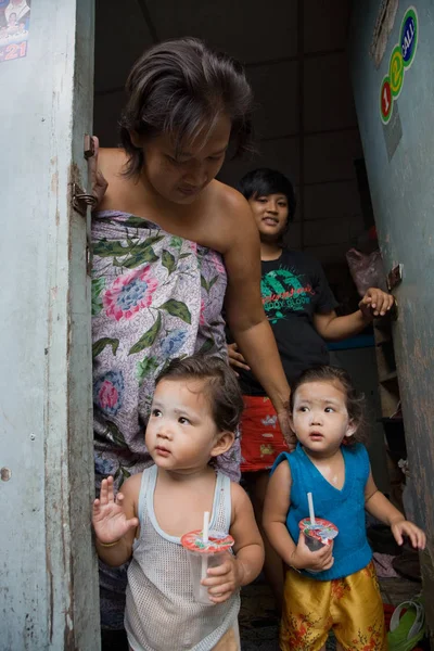 Una madre y sus hijos viviendo en un barrio pobre . — Foto de Stock