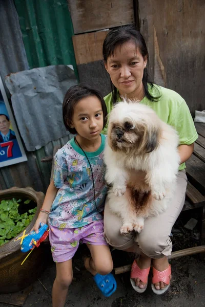 Une mère et son enfant vivant dans un bidonville . — Photo