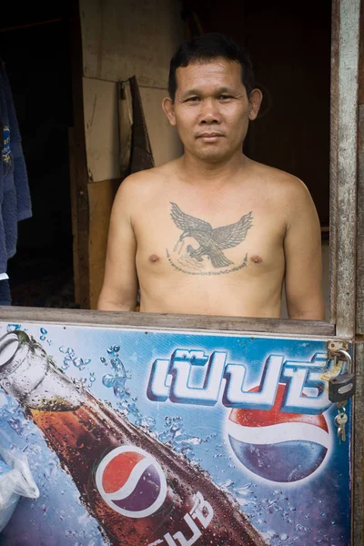 在曼谷，纹身男子肖像贫民窟. — 图库照片