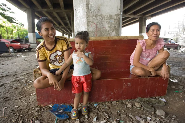 Una madre y sus hijos viviendo en un barrio pobre — Foto de Stock