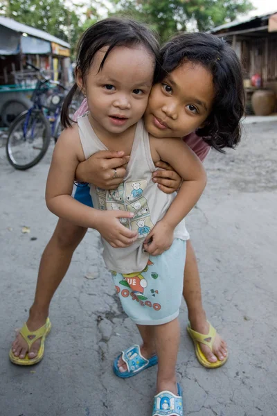 Bangkok, Crianças pequenas morando em uma favela — Fotografia de Stock