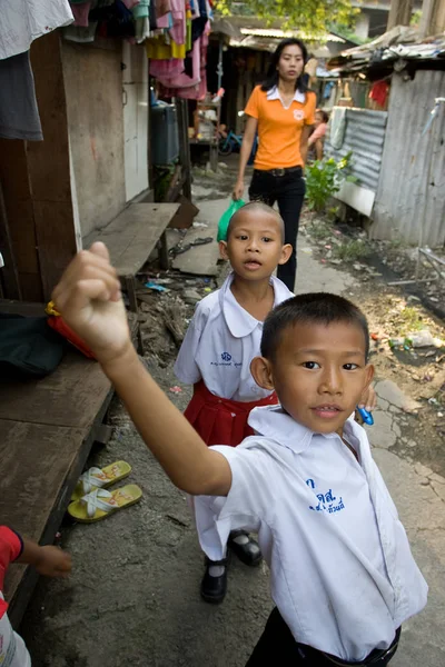 Bangkok, Niños pequeños que viven en una barriada —  Fotos de Stock