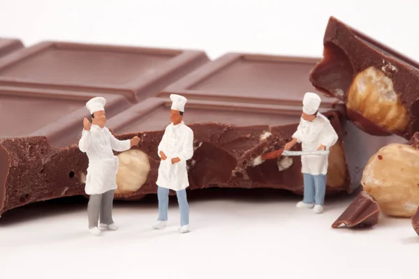 Minyatür insanlar: bir şef ve aşçılar önünde, çikolata