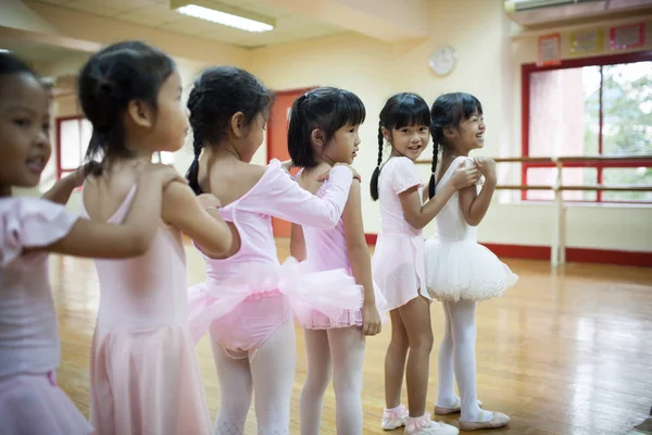 Meninas na escola primária, fazer um curso de dança clássica . — Fotografia de Stock