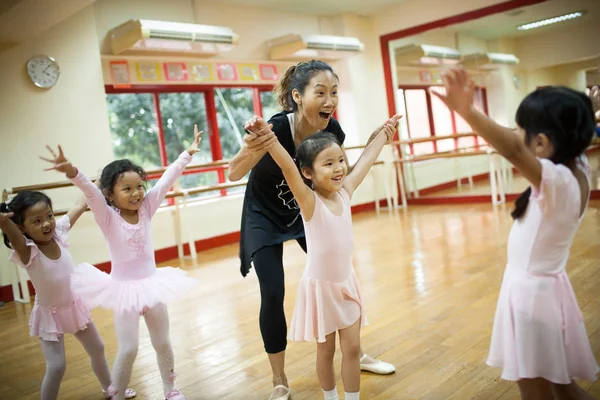 İlköğretim Okulu, kızlarda al klasik dans kursuna.