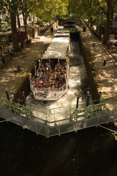 Barcaza con turista en el canal San Martín en París —  Fotos de Stock