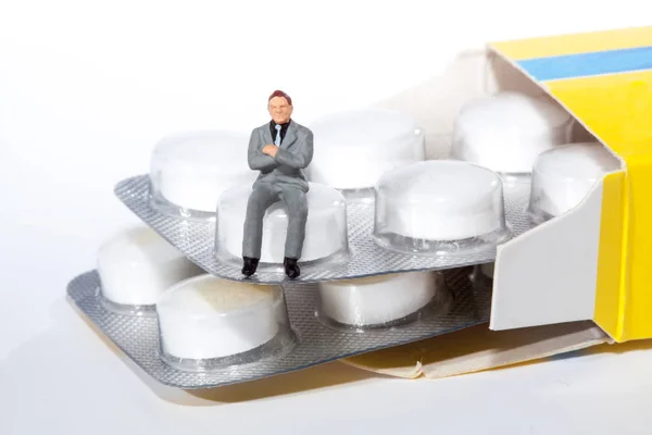 Miniatűr emberek - tabletták előtt pózol — Stock Fotó