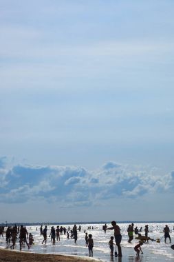 çadır, güneş ve mavi gökyüzü ile yaz aylarında plaj