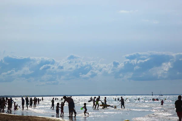 Playa en verano con tiendas de campaña, sol y cielo azul — Foto de Stock