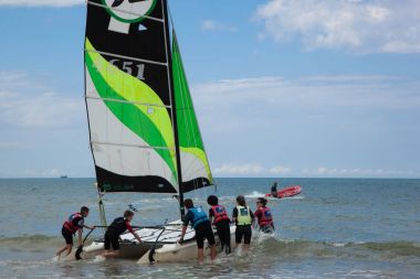  Gençler üzerinde küçük katamaran Yelken dersleri almak