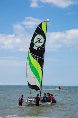  Gençler üzerinde küçük katamaran Yelken dersleri almak