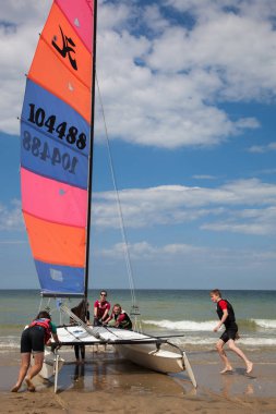  Gençler üzerinde küçük katamaran Yelken dersleri almak