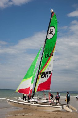  Gençler üzerinde küçük katamaran Yelken dersleri almak