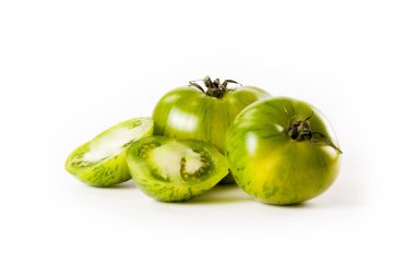 Beyaz arkaplanda yeşil domatesler