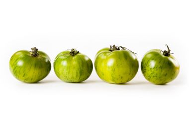 Beyaz arkaplanda yeşil domatesler