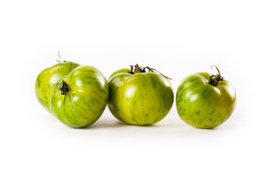 Beyaz arkaplanda yeşil domatesler