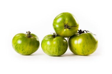Beyaz arkaplanda yeşil domatesler