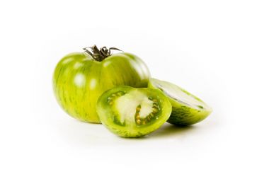 Beyaz arkaplanda yeşil domatesler