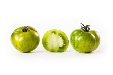 Beyaz arkaplanda yeşil domatesler