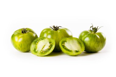 Beyaz arkaplanda yeşil domatesler