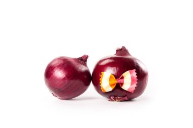 Beyaz arka plan üzerinde izole bir papyon ile kırmızı soğan