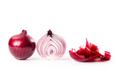 Beyaz arkaplanda kırmızı soğanlar izole edildi