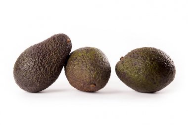 Beyaz arka plan üzerinde izole Hass avokado.