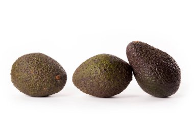 Beyaz arka plan üzerinde izole Hass avokado.