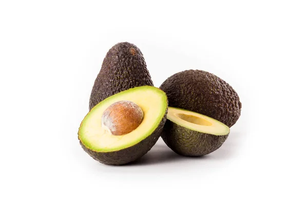 Hass avocado's geïsoleerd op witte achtergrond. — Stockfoto