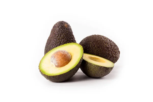 Aguacates Hass aislados sobre fondo blanco . — Foto de Stock