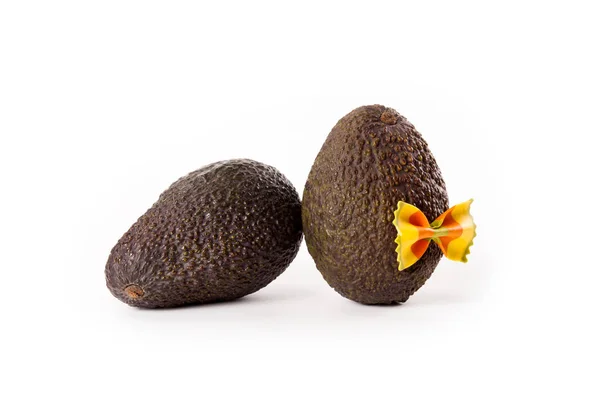 Hass avocado's met een strikje geïsoleerd op witte achtergrond. — Stockfoto