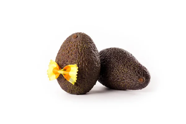 Hass avocado's met een strikje geïsoleerd op witte achtergrond. — Stockfoto