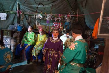 Sahne arkası Çin Opera, aktörler soyunma bitirmek ve 