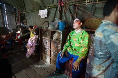 Sahne arkası Çin Opera, aktörler soyunma bitirmek ve 