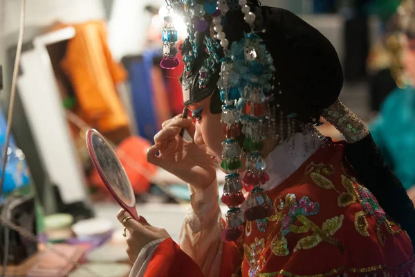 Sahne arkası Çin Opera, aktörler soyunma bitirmek ve 