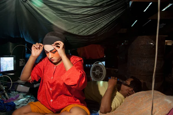 Sahne arkası Çin Opera, aktörler soyunma bitirmek ve 