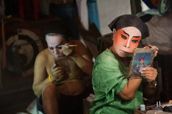 In the backstage of a Chinese opera, actors finish dressing and — Stock Photo, Image