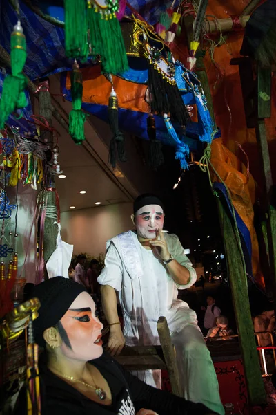 Im Backstage einer chinesischen Oper beenden die Schauspieler ihre Verkleidung und — Stockfoto