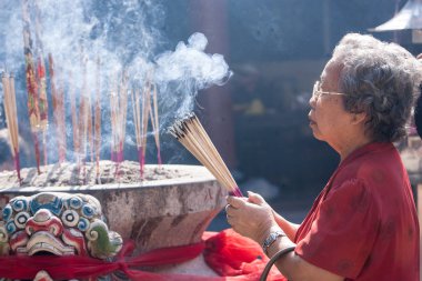 Chinatown, Bangkok, sırasında Çin yeni yılı, tapınaklar, Çin halkının tapınağın ışık tütsü sopa için gidin ve dua eden