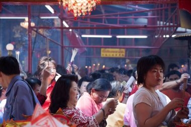 Chinatown, Bangkok, sırasında Çin yeni yılı, tapınaklar, Çin halkının tapınağın ışık tütsü sopa için gidin ve dua eden