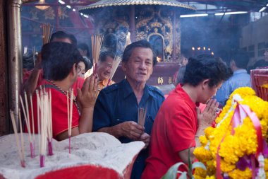 Chinatown, Bangkok, sırasında Çin yeni yılı, tapınaklar, Çin halkının tapınağın ışık tütsü sopa için gidin ve dua eden